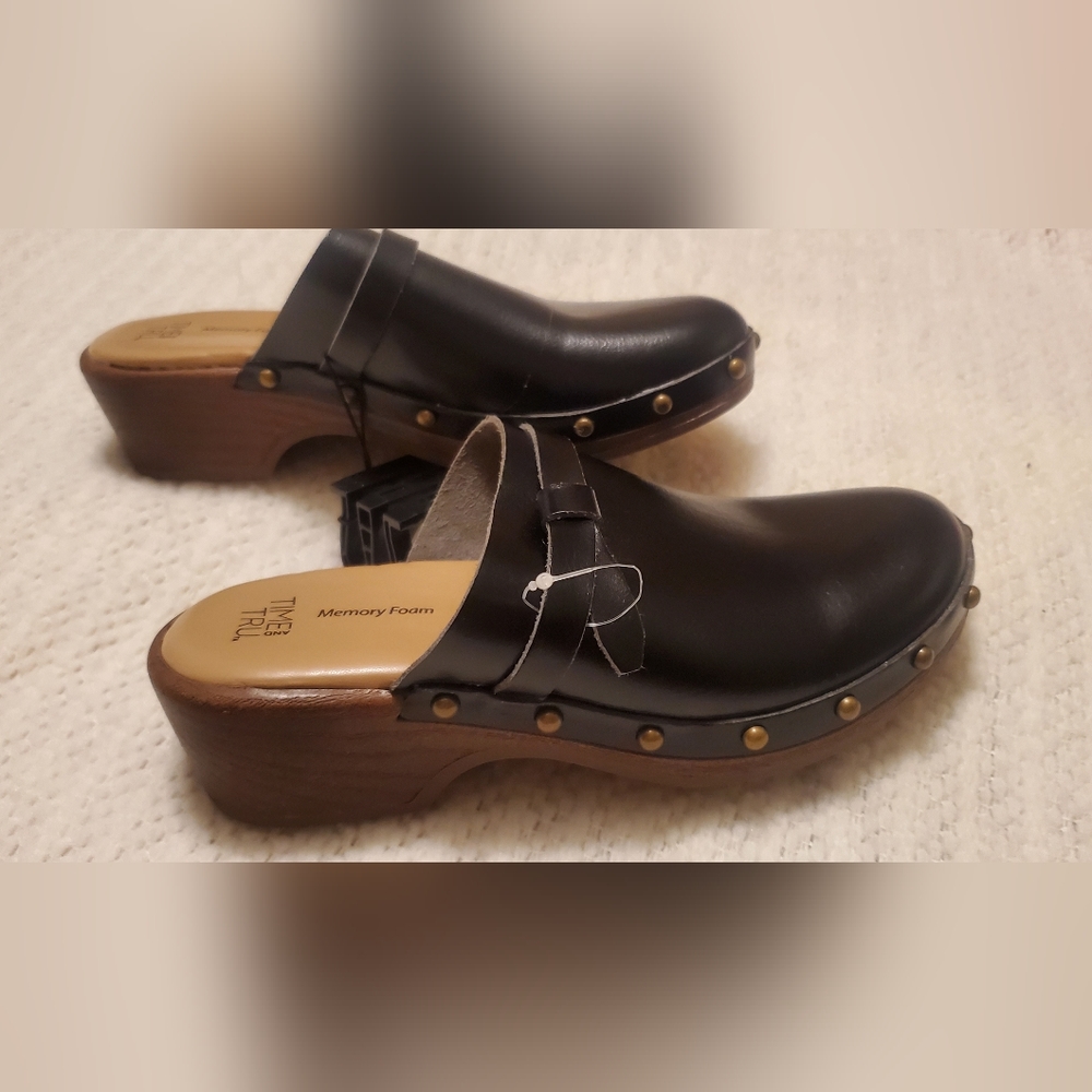 Slip on black NWT size 6
